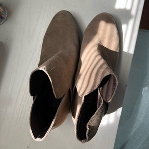 Slip on women’s booties.